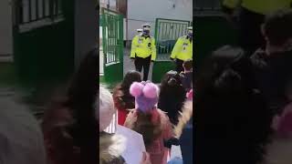 VIDEO - Surpriză pentru polițiștii sibieni - Elevii de la Regele Ferdinand le-au compus o poezie 1 video