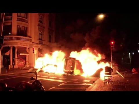 スペインで逮捕されたラッパーを巡って抗議者と警察が衝突 (Police clash with protesters in Spain over jailed rapper)
