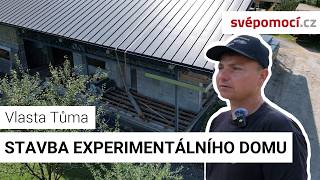 Nechtěl se omezovat. Svépomocí staví dům, který nemá obdoby