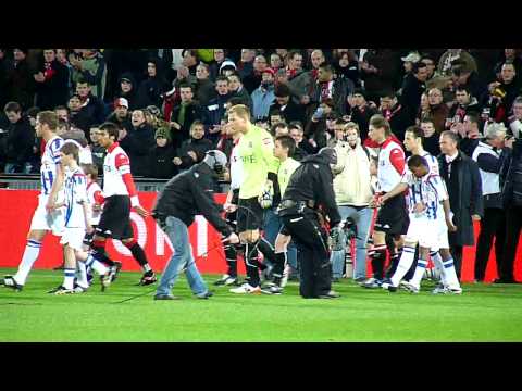 E1 begeleidt Feyenoord het veld op