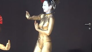 金粉以上の薄着は無い！　高円寺びっくり大道芸で金粉ショー