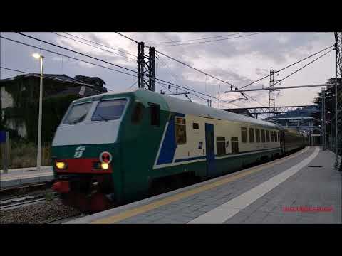 TRENO REGIONALE IN ARRIVO NELLA STAZIONE A MONDOVI (CN) GIOV.  17 - 8 - 2023.