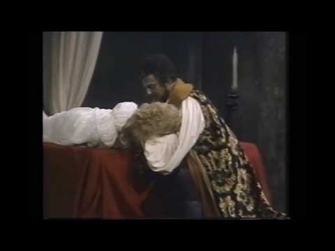 Giuseppe Verdi [Τζουζέππε Βέρντι], Otello [Οθέλλος], πράξη Δ΄. Στη σκηνή της Δυσδαιμόνας (Kiri Te Kanawa [Κίρι Τε Κανάουα], υψίφωνος) με την Αιμιλία (Elizabeth Bainbridge [Ελίζαμπεθ Μπέινμπριτζ], μεσόφωνος), η ένδειξη «ομιλητικά» διαχωρίζει τις τραγουδισμένες φράσεις της «Canzone del salice» [Το τραγούδι της ιτιάς] από τις απαγγελτικές, οιονεί ομιλούμενες ατάκες προς τη μεσόφωνο. Orchestra of the Royal Opera House Covent Garden, διεύθυνση : Colin Davis [Κόλιν Ντέιβις], Λονδίνο, 22.12.1983.