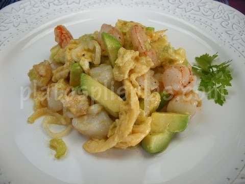 Revuelto de gambas y aguacate