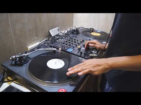 DJ Zelous - Bathroom 90s (mostly) House Mix!