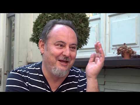 Nga teatri me Faruk Begollin tek Familja Moderne - Armond Morina rrëfim për humorin kosovar