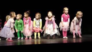 Met de vingertjes met de vuistjes