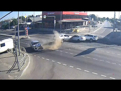 Кадры моментов дтп на улице авиаторов