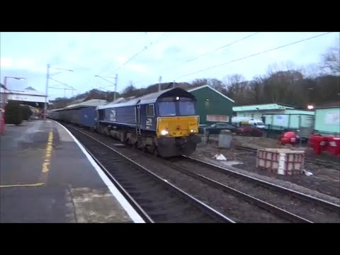 DRS 66 421 Passes Oxenholme Lake District working 4M10 Coatbridge-Daventry 30/12/15