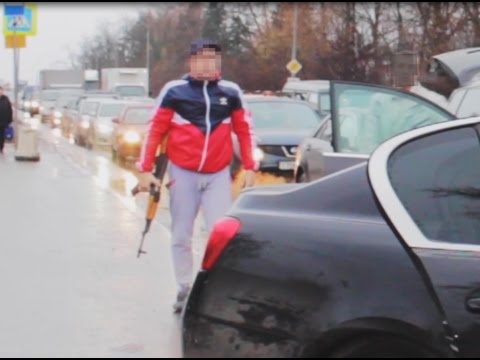 Gehweg-Fahrer mit Waffengewalt [Video aus YouTube]