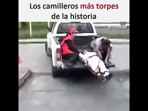 Los camilleros más torpes de la historia. 😂😂😂😂
