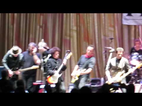 Light of Day 2014 - live Willie Nile & band, Bruce Springsteen, Mike Peters, One Guitar - 18Jan2014
