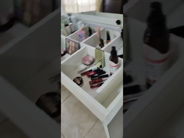 Vídeo relacionado con HOMCOM - Tocador de mesa de maquillaje estilo industrial - Espejo LED ajustable integrado - Pie de metal negro - 4 cajones de tela - dim. 90 x 40 x 148 cm. Aspecto madera oscura