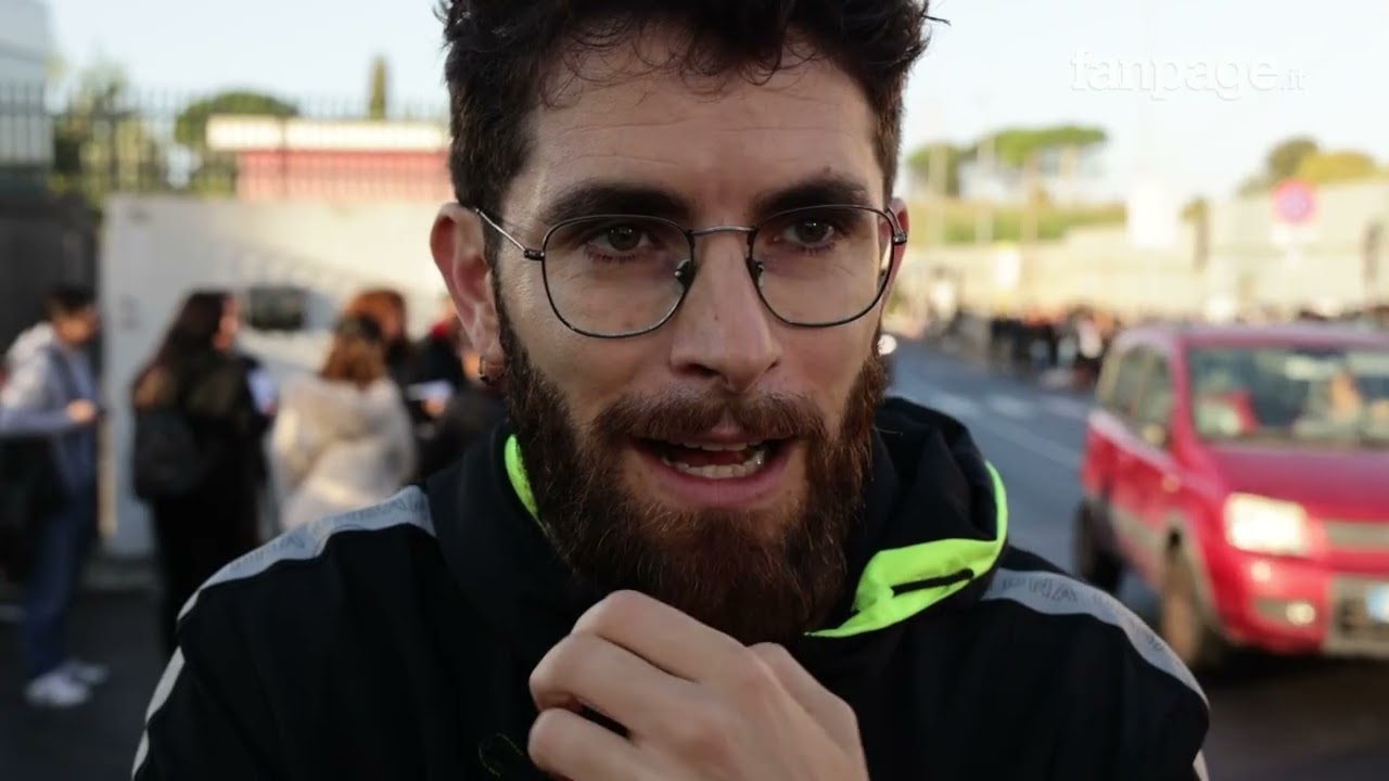 Roma, in coda da giorni per un permesso di soggiorno: arriva una parlamentare e la fila svanisce