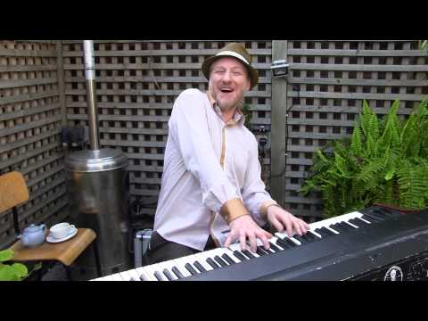 DOM PIPKIN  LITTLE RED ROOSTER  25 /10 /15