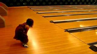 preview picture of video 'Ella Strike.  Bowling'
