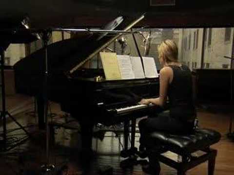 Niia Performs "Bang Bang" at  Platinum