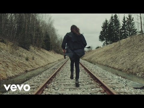 Pariisin Kevät - Hän saapuu luokseni pimeydessä