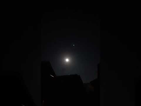 木星: NASAが表面の写真を撮影 - 奇妙な緑色の光が写っている