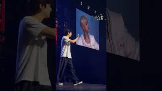 chanwoo waves to Ikonic when rehearsal and he's so tall 🤩 #ikon #ikoninmanila