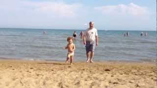 preview picture of video 'Alice in spiaggia a Lignano Pineta 16/09/2012 - Alice on the beach in Lignano Pineta - Italy'