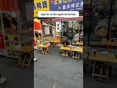 Ngồi ăn mì ngoài vỉa hè kiểu | Hi Hoa