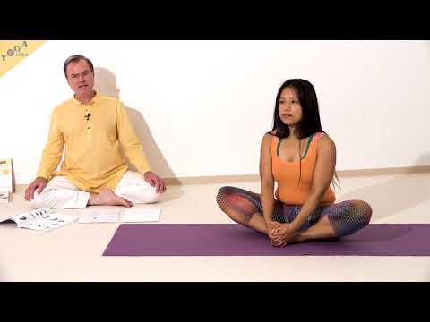 Schmetterling Yogastellung mit Händen um die Füße - Yoga Asana Lexikon