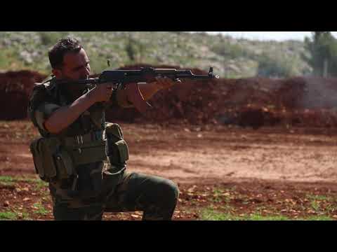 النقيب عبد السلام عبد الرزاق يمارس تدريباته في أحد حقول الرماية التابع للجيش الوطني