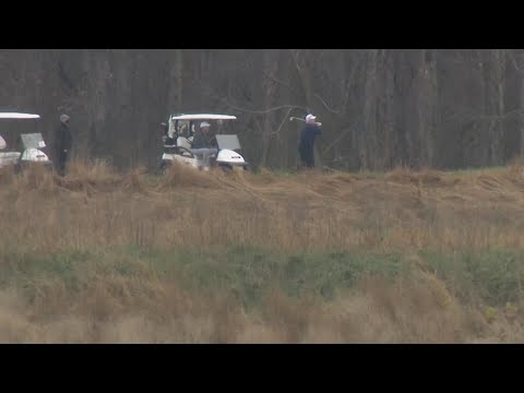 特朗普去打高爾夫，讓步壓力越來越大。 (Trump goes golfing as concession pressure grows)