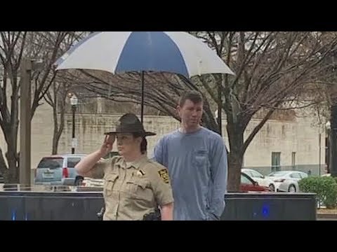 Act of kindness: Good Samaritan holds umbrella over deputy at funeral