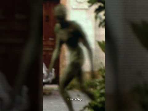 This scene still gives me chills! 😳 | 🎞️ Signs (2002) | Dir. M. Night Shyamalan