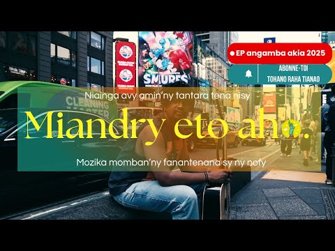 Johasina. - Miandry eto aho.