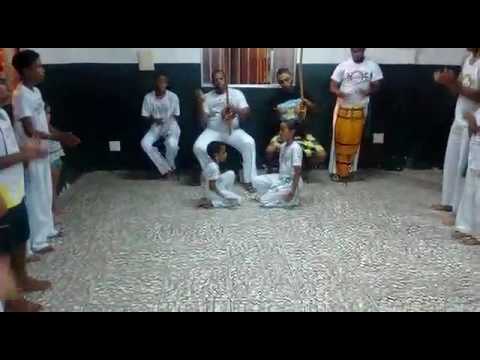Roda treino de capoeira no Candeal