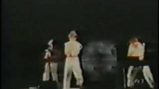 DEVO - It's Not Right - live 1980