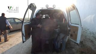 preview picture of video 'مدينة بزاعة - فيديو لحظة اسعاف أحد الاصابات من الأرض جراء القصف بالحاويات المتفجرة 6-1-2014'