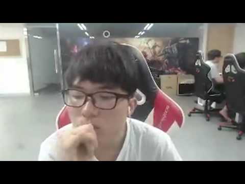 Faker plays mid with Ahri   페이커의 미드 아리하는 방송   YouTube