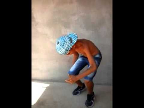 Bruno Silva dansando baile de favela de MC joão