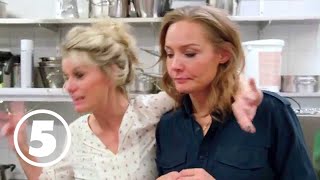 Carina Berg & Christine Meltzer bygger pepparkakshus på fyllan | discovery+ Sverige