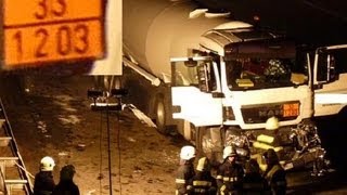 preview picture of video 'A9: Tanklastzug fuhr auf LKW auf - Verkehrsbehinderungen bei Hilpoltstein (19.02.2013)'