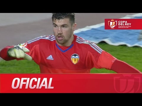 Volea de Momo que despeja Ryan con una gran mano