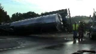 preview picture of video 'TANKER TRUCK ACCIDENT - 2004'