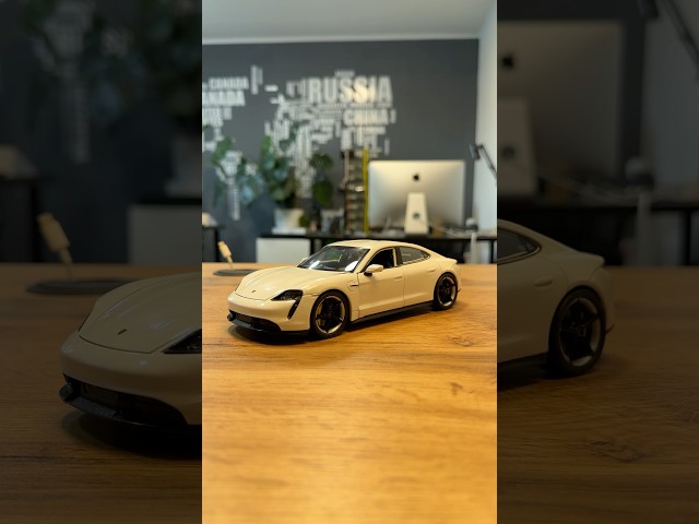 Vídeo relacionado con Hot Wheels - Porsche Taycan Turbo S - JJJ05 - HW EV 3/10 - blanco - Coupe Porsche con licencia a escala 1:64 - Mattel 2026 (34/250) - Coche deportivo eléctrico - Modelo con licencia