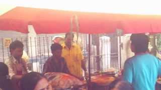 preview picture of video 'Vile Parle Khau Galli - Mumbai Suburb Vile Parle West Street Food'