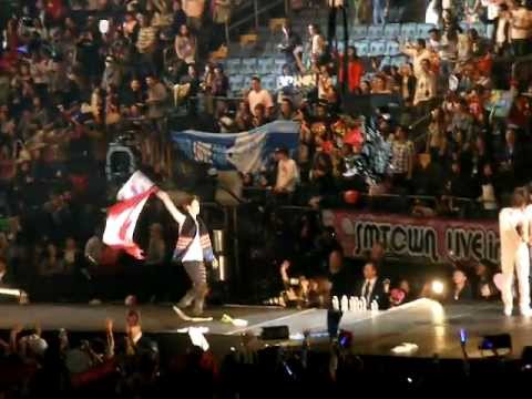 [111023] SMTOWN FINALE Henry waving around Canadian Flag