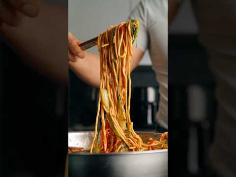 Fried noodles like from a Chinese takeaway