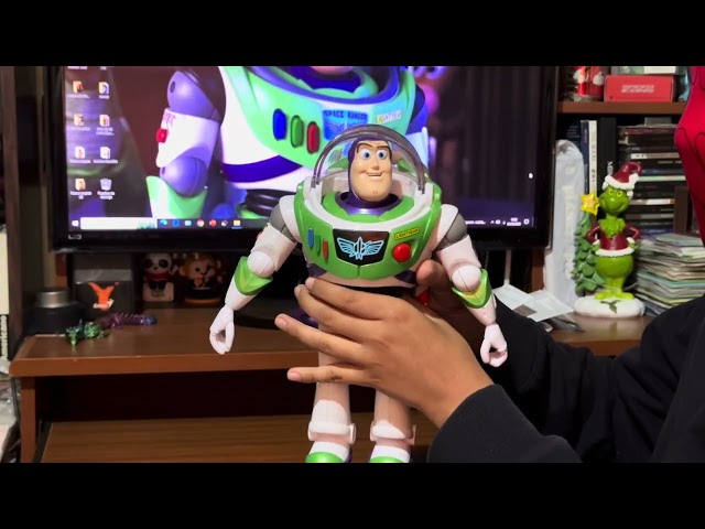 Vídeo relacionado con Mattel Disney Pixar Toy Story 5 Figura de acción, Buzz Lightyear Edición Alta Tecnología con Modo Vuelo y activación de Las alas de 30,48 cm, más de 35 Sonidos, JMW40