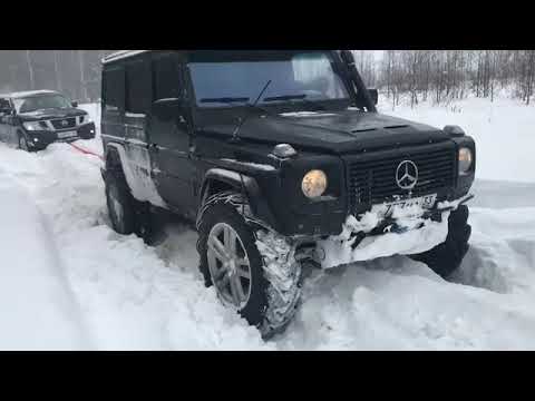 Mercedes G-Wagon in Snow Pulls