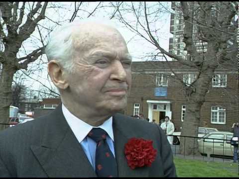 Douglas Fairbanks Jnr | Paul Nicholas | The Pirates of Penzance  |  TN-90-021-026