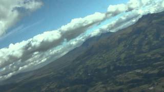 preview picture of video 'COCKPIT VIEW OF LANDING AT QUITO MARISCAL SUCRE (OLD AIRPORT)'