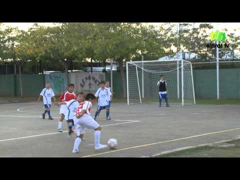 Futbol sala als patis de les escoles pratenques